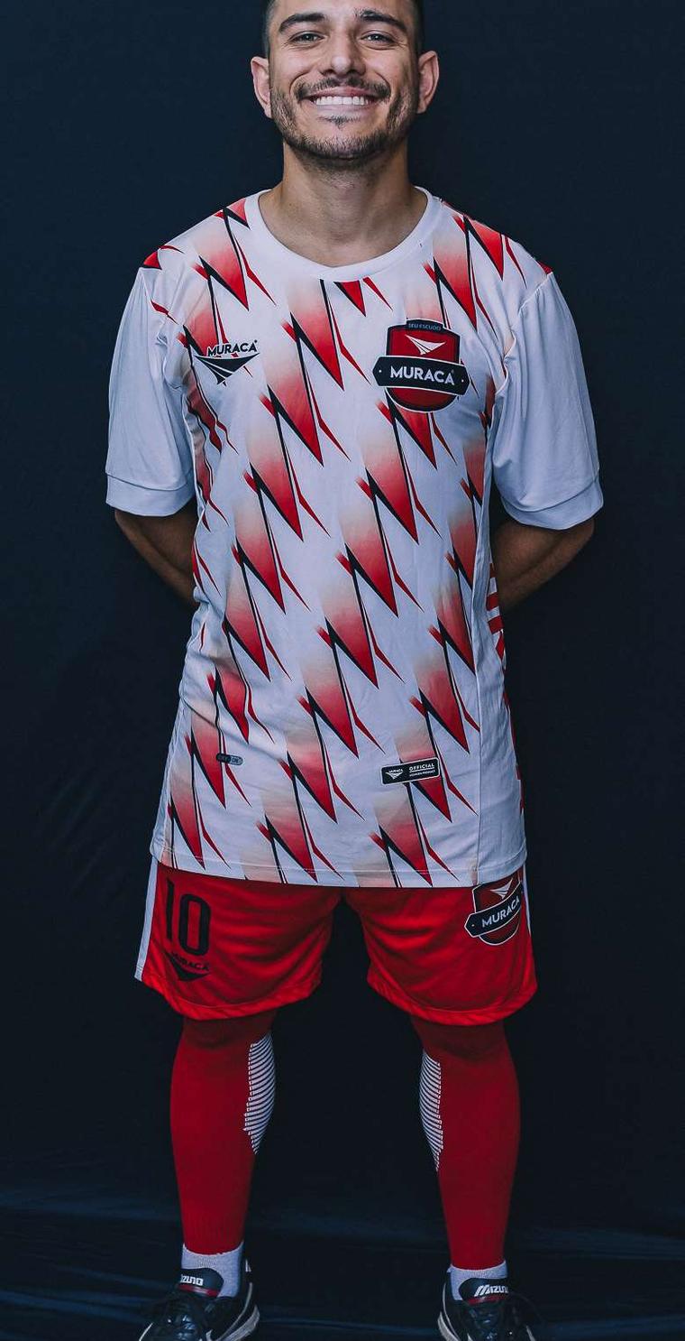 Atleta com uniforme Muraca Penta branco e vermelho